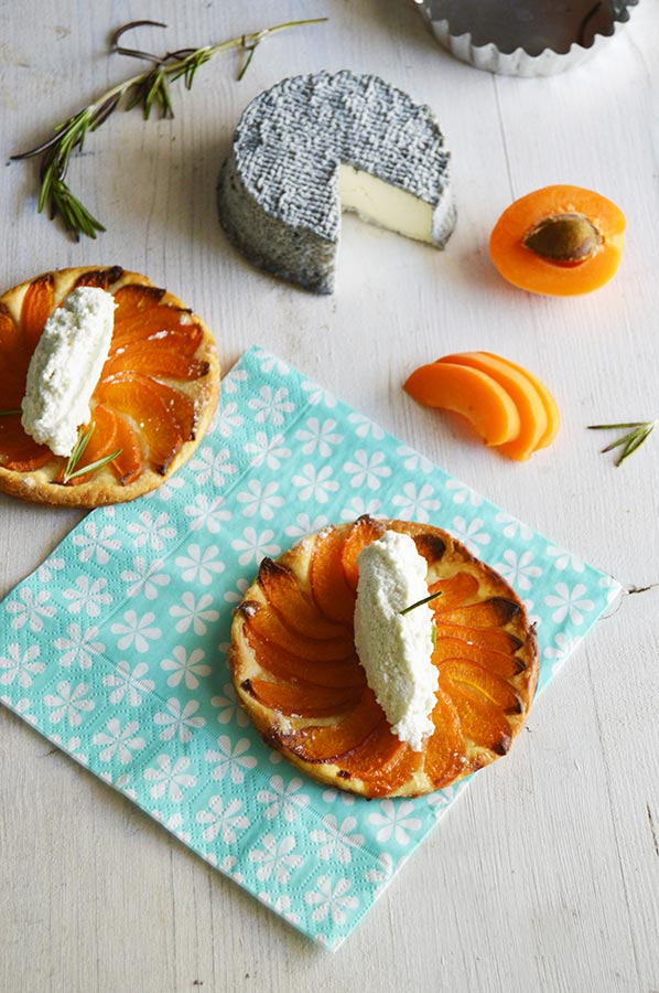 Tartelettes aux abricots, romarin et mousse de Selles-sur-Cher