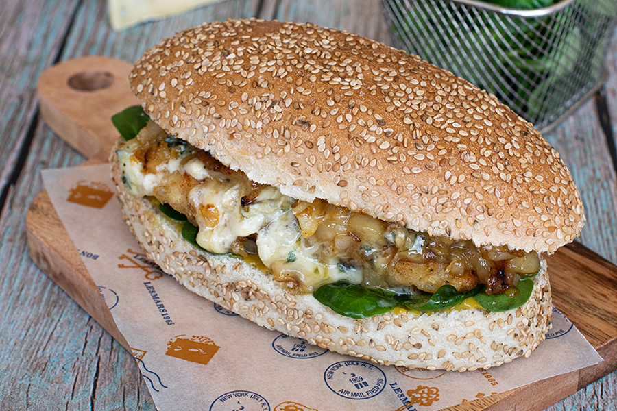 Long burger au Bleu du Vercors-Sassenage poulet croustillant, poire & oignon